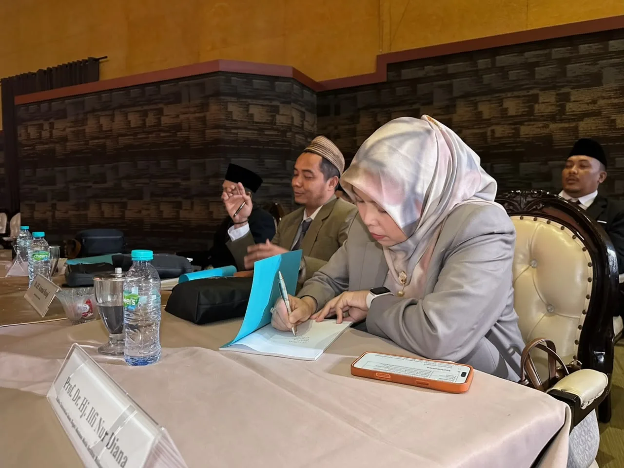 Rektor UIN Malang Prof Ilfi Nur Diana saat menghadiri ujian doktor terbuka pengasuh Tebuireng di UNAIR. Foto/dok UIN Malang