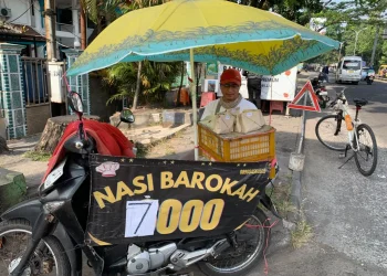 Aan Sjahrir, 55 tahun, saat menjual nasi bungkusan seharag Rp7 ribu. Foto/Irham Thoriq