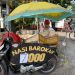 Aan Sjahrir, 55 tahun, saat menjual nasi bungkusan seharag Rp7 ribu. Foto/Irham Thoriq