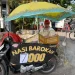 Aan Sjahrir, 55 tahun, saat menjual nasi bungkusan seharag Rp7 ribu. Foto/Irham Thoriq
