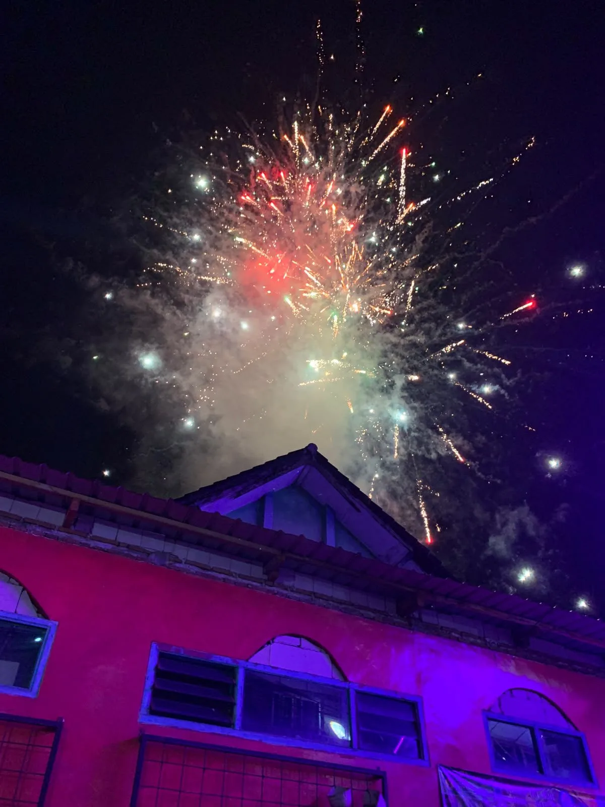 Kembang api mewarnai selesainya acara bersih desa kampung tempe sanan. Foto: irham thoriq