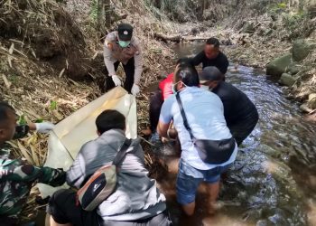 Evakuasi lansia yang terjatuh di sungai Pakis. Foto: Polres Malang