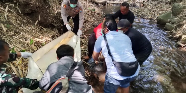 Evakuasi lansia yang terjatuh di sungai Pakis. Foto: Polres Malang