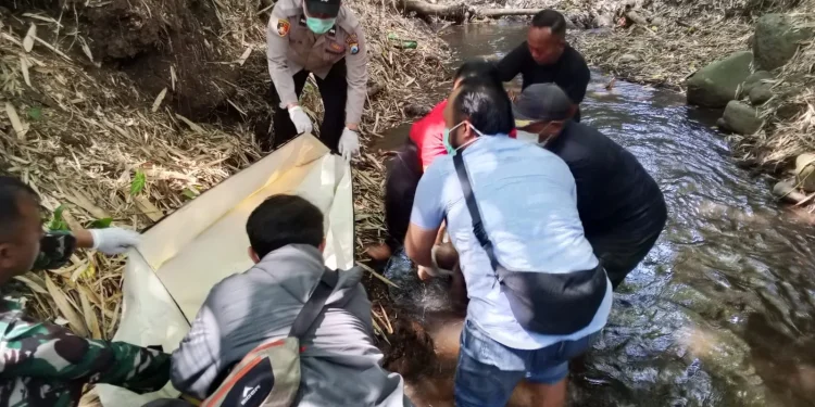 Evakuasi lansia yang terjatuh di sungai Pakis. Foto: Polres Malang