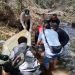 Evakuasi lansia yang terjatuh di sungai Pakis. Foto: Polres Malang