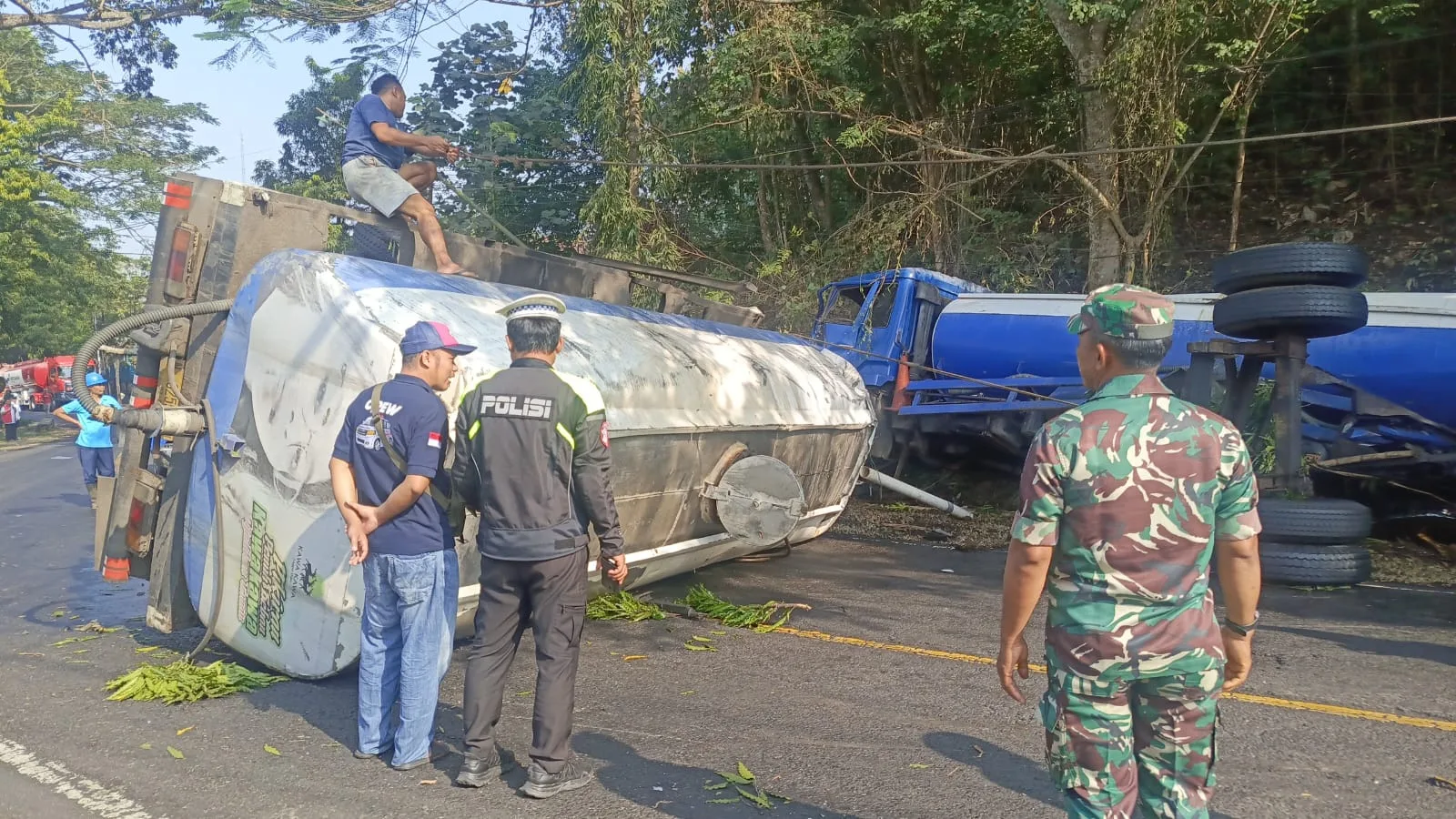 Truk tangki terguling dan timpa pengendara motor. Foto: Satlantas Polres Malang