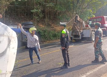 Proses evakuasi truk tangki yang terguling. Foto: Satlantas Polres Malang
