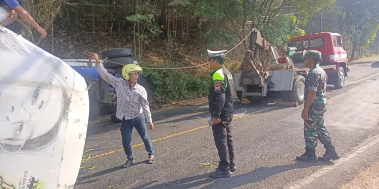 Proses evakuasi truk tangki yang terguling. Foto: Satlantas Polres Malang