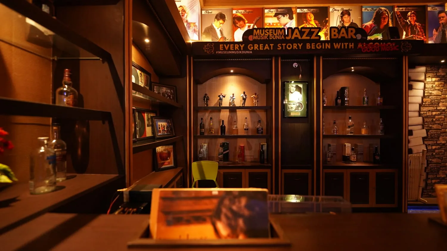Beragam jenis turntable vinyl legendaris yang bisa kamu putar di Museum Musik Dunia Jatim Park 3. Foto: Dok