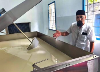 Peternak susu sapi di Kota Batu menunjukkan proses pengolahan susu di koperasi. Foto: Azmy