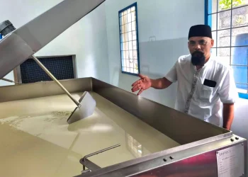 Peternak susu sapi di Kota Batu menunjukkan proses pengolahan susu di koperasi. Foto: Azmy