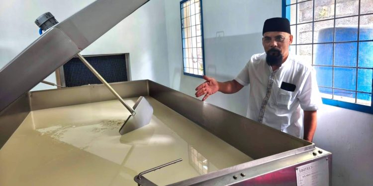 Peternak susu sapi di Kota Batu menunjukkan proses pengolahan susu di koperasi. Foto: Azmy