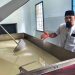 Peternak susu sapi di Kota Batu menunjukkan proses pengolahan susu di koperasi. Foto: Azmy