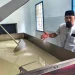 Peternak susu sapi di Kota Batu menunjukkan proses pengolahan susu di koperasi. Foto: Azmy