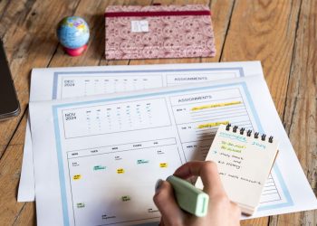 Ilustrasi mahasiswa mengelola waktunya dengan menyusun jadwal mingguan. (Foto: Pexels)