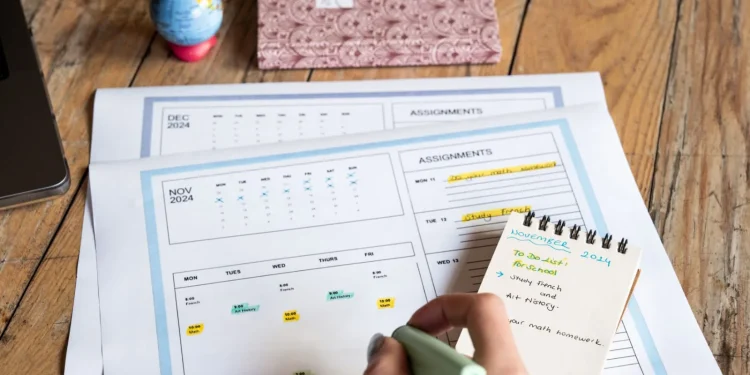 Ilustrasi mahasiswa mengelola waktunya dengan menyusun jadwal mingguan. (Foto: Pexels)