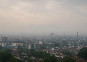 Prakiraan cuaca Malang, terutama di wilayah Kota Malang pada hari Senin, 8 Juni 2026 diperkirakan dalam kondisi dominan udara kabur. /Foto: Ilustrasi dibuat dengan AI.