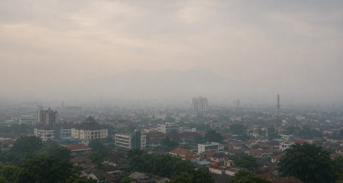 Prakiraan cuaca Malang, terutama di wilayah Kota Malang pada hari Senin, 8 Juni 2026 diperkirakan dalam kondisi dominan udara kabur. /Foto: Ilustrasi dibuat dengan AI.