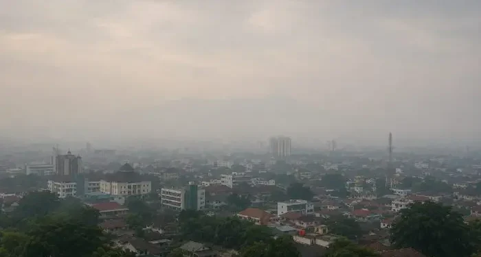 Prakiraan cuaca Malang, terutama di wilayah Kota Malang pada hari Senin, 8 Juni 2026 diperkirakan dalam kondisi dominan udara kabur. /Foto: Ilustrasi dibuat dengan AI.