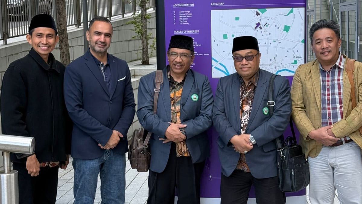 Rektor Unisma Prof Junaidi bersama jajaran dalam kunjungannya ke Leeds Becket University. Foto: Dok