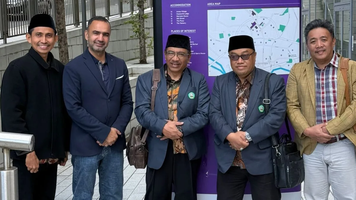 Rektor Unisma Prof Junaidi bersama jajaran dalam kunjungannya ke Leeds Becket University. Foto: Dok