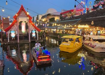 Wisata naik perahu di Pasar Apung Kota Batu. (Foto: Google Maps/ @Sailing Life)