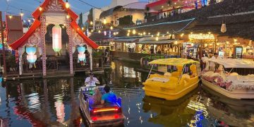 Wisata naik perahu di Pasar Apung Kota Batu. (Foto: Google Maps/ @Sailing Life)