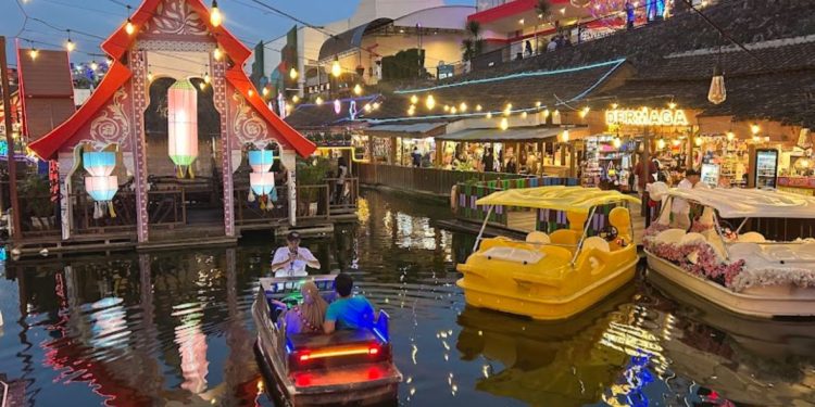 Wisata naik perahu di Pasar Apung Kota Batu. (Foto: Google Maps/ @Sailing Life)