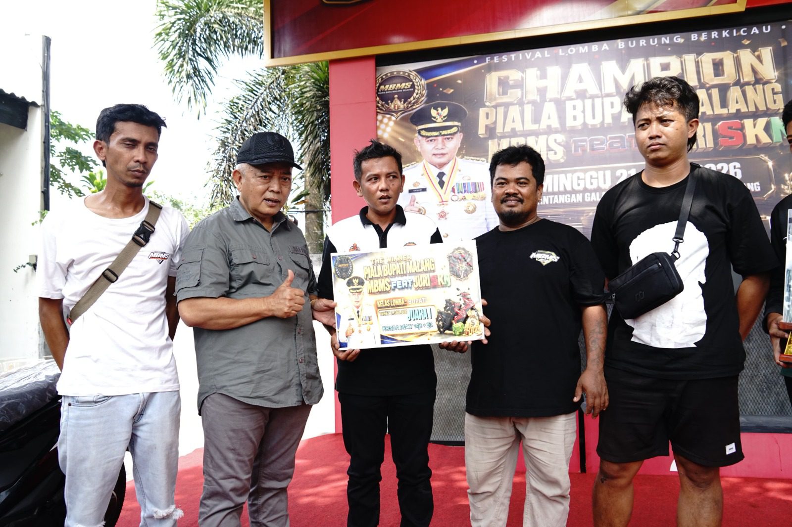 Bupati Malang, Sanusi menyerahkan hadiah lomba secara simbolis kepada pemenang. Foto: Pemkab Malang