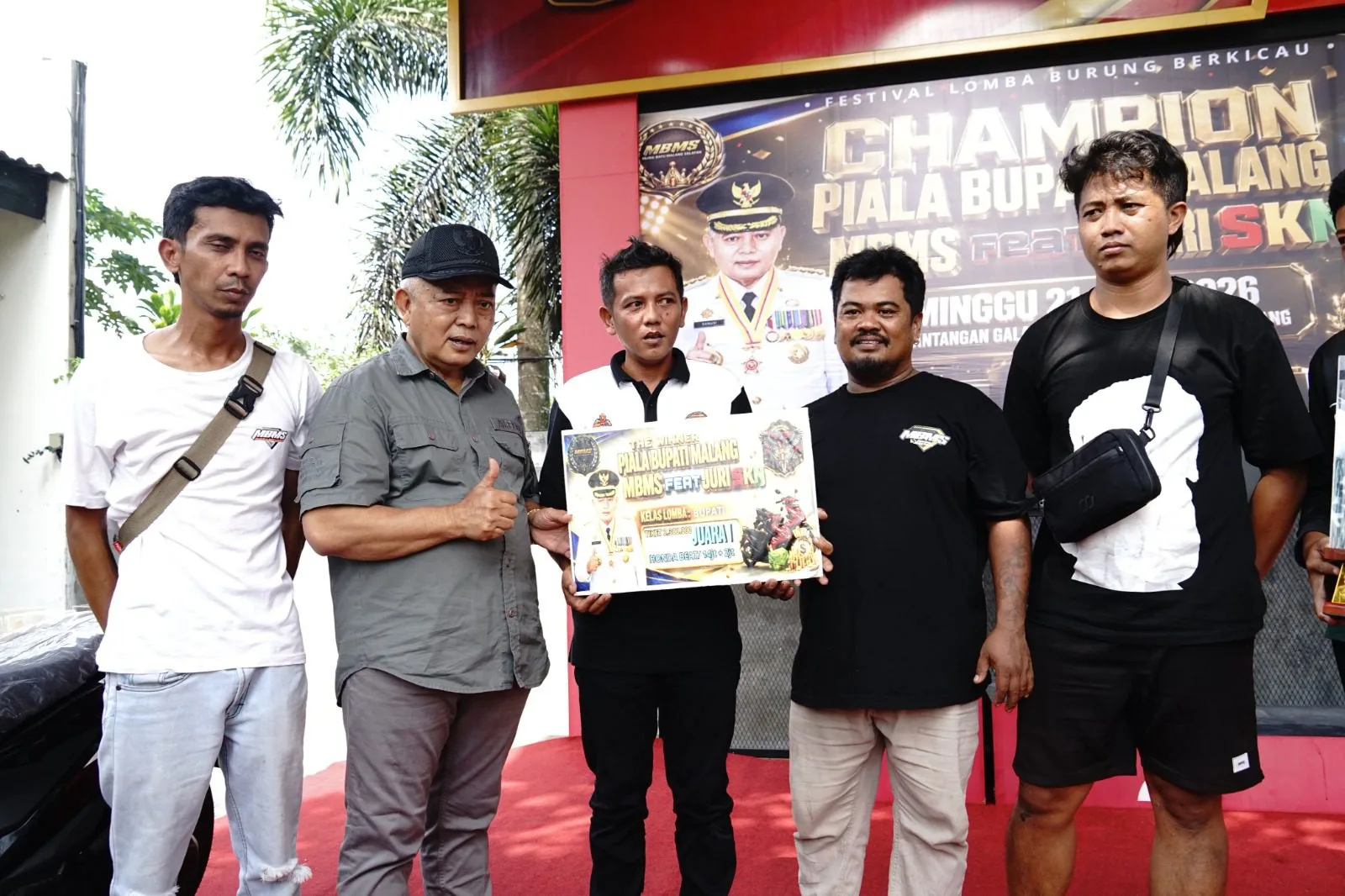 Bupati Malang, Sanusi menyerahkan hadiah lomba secara simbolis kepada pemenang. Foto: Pemkab Malang