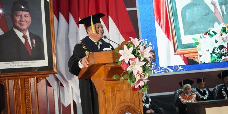 Rektor Unikama, Prof. Dr. Sudi Dul Aji, M.Si., dikukuhkan sebagai Guru Besar bidang Teknologi dan Inovasi Pembelajaran Fisika (dok. Unikama)