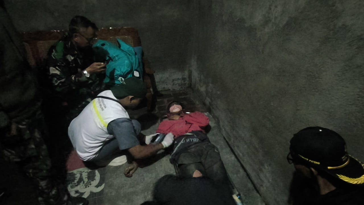 Petugas memberikan pertolongan pada survivor usai tiba di posko evakuasi. Foto: SAR Surabaya
