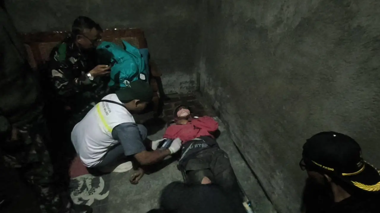 Petugas memberikan pertolongan pada survivor usai tiba di posko evakuasi. Foto: SAR Surabaya
