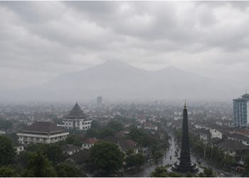 Prakiraan cuaca Malang, terutama di wilayah Kota Malang pada hari Senin, 1 Juni 2026 diperkirakan dominan berawan dan udara kabur. /Foto: Ilustrasi dibuat dengan AI.