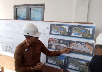 Wali Kota Malang, Wahyu Hidayat menunjukkan design pembangunan jalan kembar di Pasar Induk Gadang (M Sholeh)