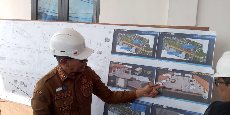 Wali Kota Malang, Wahyu Hidayat menunjukkan design pembangunan jalan kembar di Pasar Induk Gadang (M Sholeh)