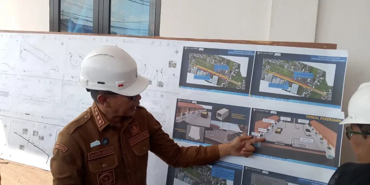 Wali Kota Malang, Wahyu Hidayat menunjukkan design pembangunan jalan kembar di Pasar Induk Gadang (M Sholeh)