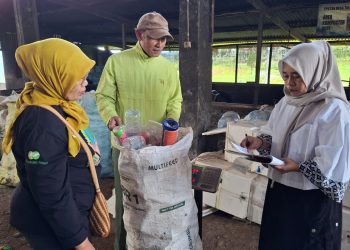 Proses penimbangan sampah untuk dikonversi jadi tabungan emas di Bank Sampah Karyoguno. Foto: Azmy