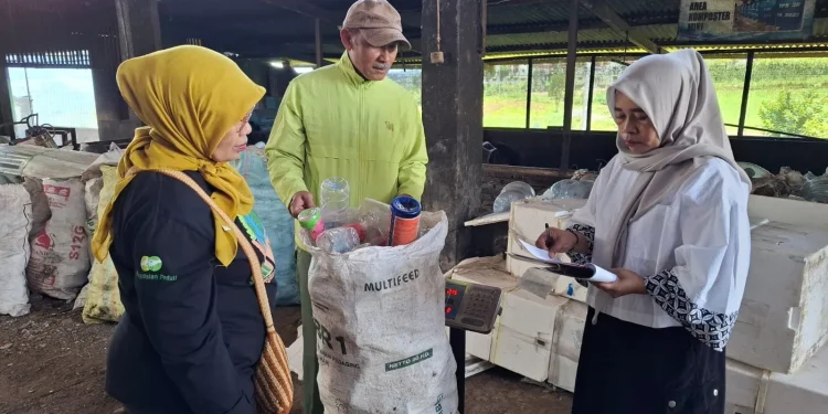 Proses penimbangan sampah untuk dikonversi jadi tabungan emas di Bank Sampah Karyoguno. Foto: Azmy