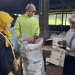 Proses penimbangan sampah untuk dikonversi jadi tabungan emas di Bank Sampah Karyoguno. Foto: Azmy