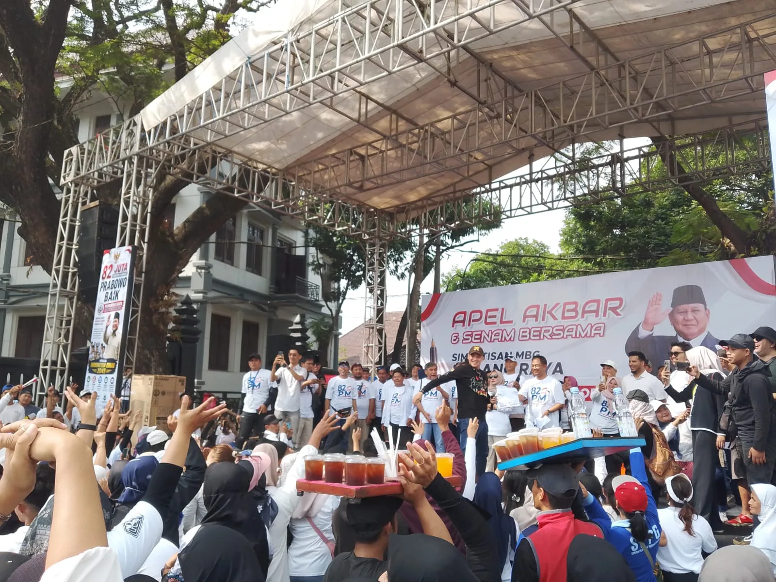 Anggota DPR RI, Moreno Soeprapto memberikan sambutan dalam aksi bersama simpatisan MBG di Malang (M Sholeh)