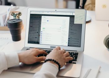Ilustrasi mahasiswa yang sedang mengerjakan tugas kuliah dengan laptop. (Foto: Pexels)