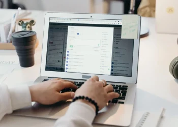 Ilustrasi mahasiswa yang sedang mengerjakan tugas kuliah dengan laptop. (Foto: Pexels)