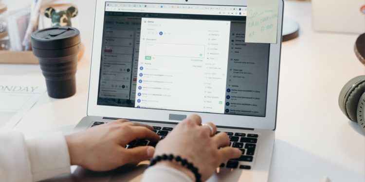 Ilustrasi mahasiswa yang sedang mengerjakan tugas kuliah dengan laptop. (Foto: Pexels)