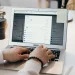 Ilustrasi mahasiswa yang sedang mengerjakan tugas kuliah dengan laptop. (Foto: Pexels)