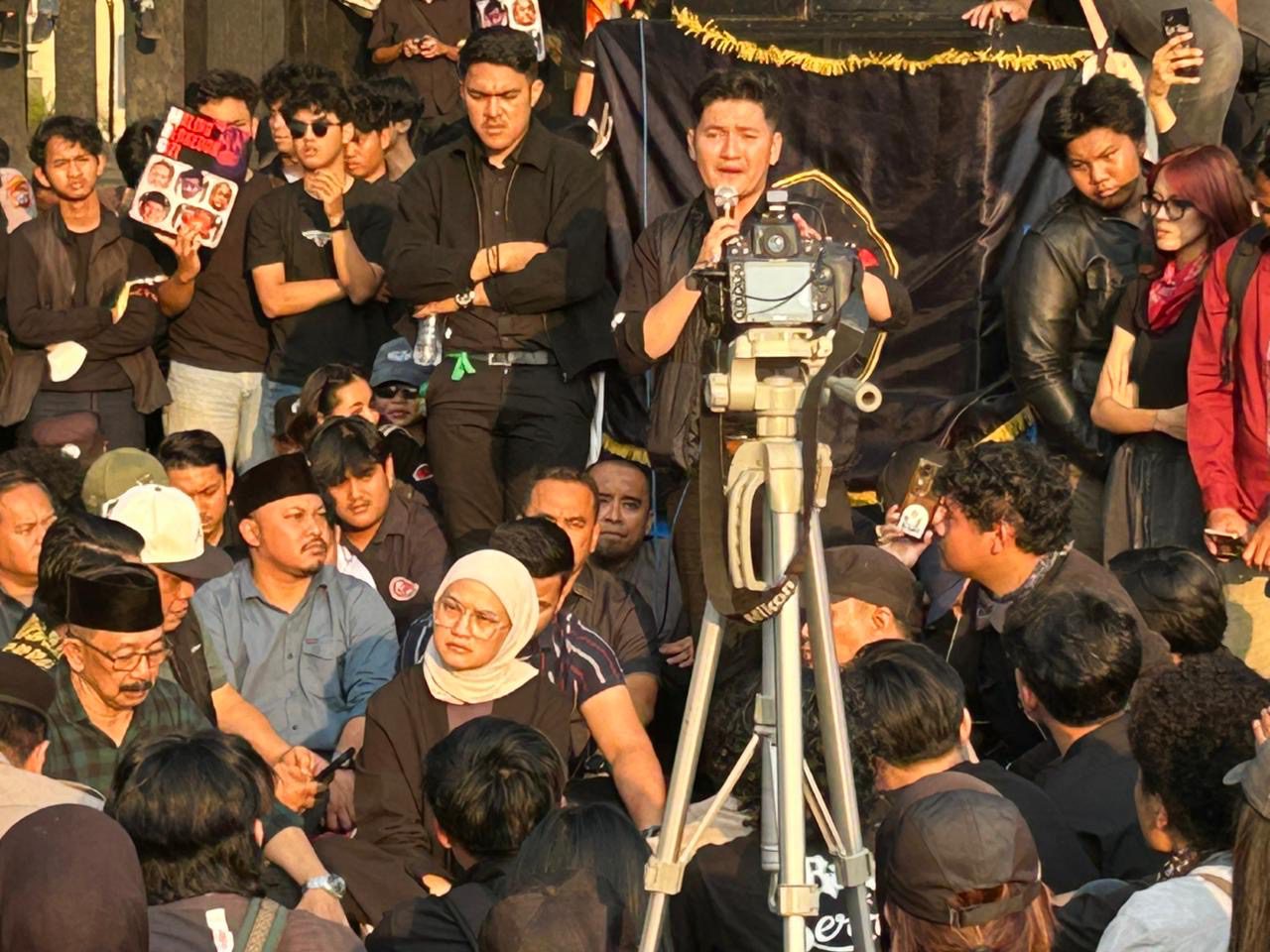 Massa mahasiswa yang demonstrasi di depan gedung DPRD Kota Malang. Foto/dok