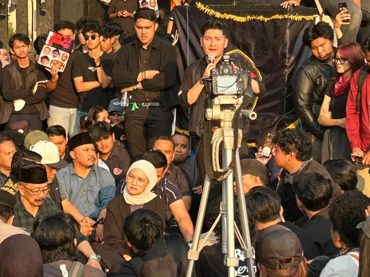 Massa mahasiswa yang demonstrasi di depan gedung DPRD Kota Malang. Foto/dok