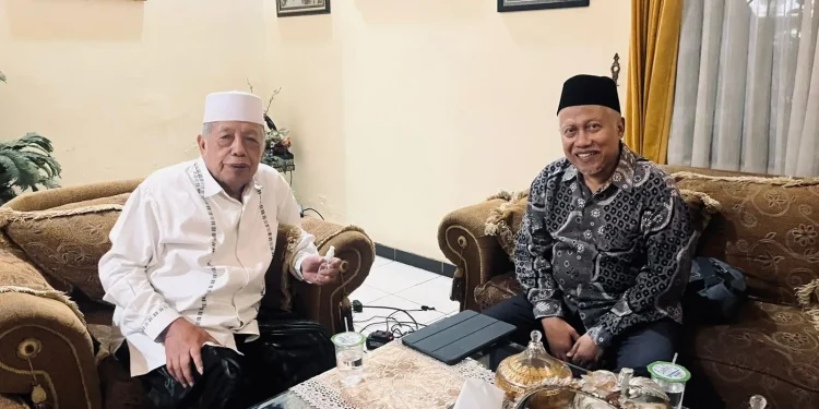 Dr Aries Munandar (kiri) dan Prof Dr H Imam Suprayogo (kanan). Foto/dok