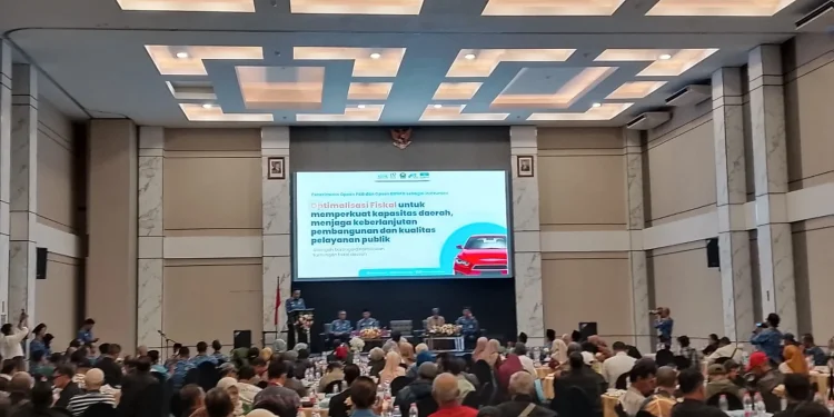 Wali Kota Malang, Wahyu Hidayat membuka sosialisasi opsen PKB dan BBNKB (M Sholeh)