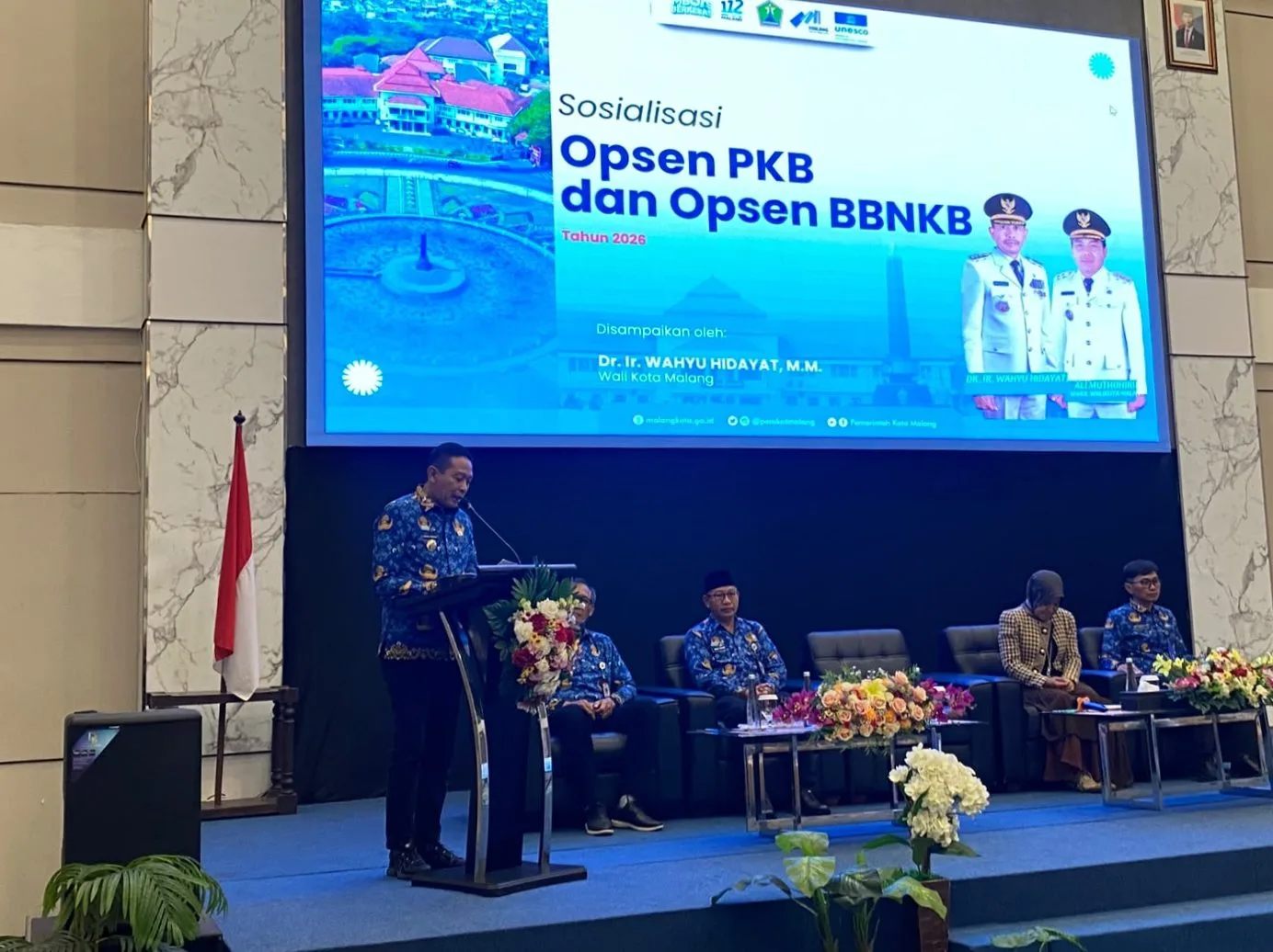 Wali Kota Malang, Wahyu Hidayat membuka sosialisasi opsen PKB dan BBNKB (M Sholeh)